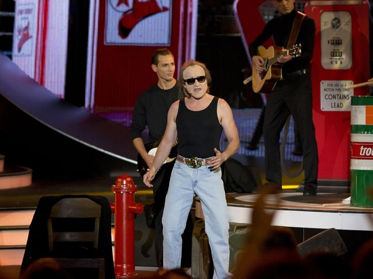 Jacek Kawalec jako Phil Collins w Twoja Twarz Brzmi Znajomo