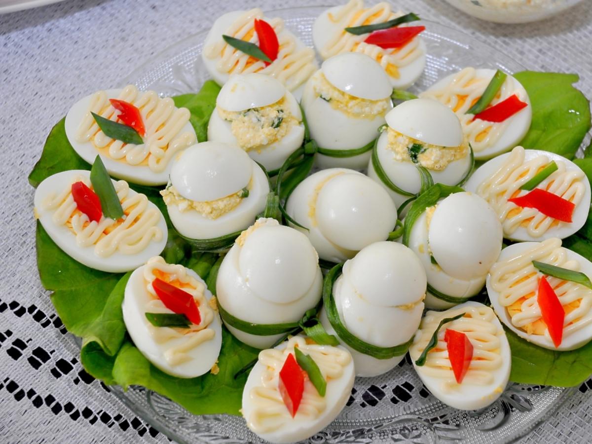 jajka faszerowane ułożone na talerzu