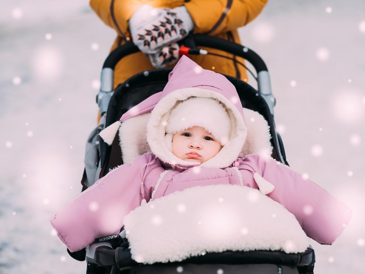 Jak ubierać niemowlę na zimowe spacery?