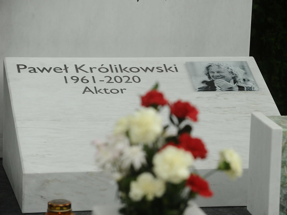Jak wygląda grób Pawła Królikowskiego?