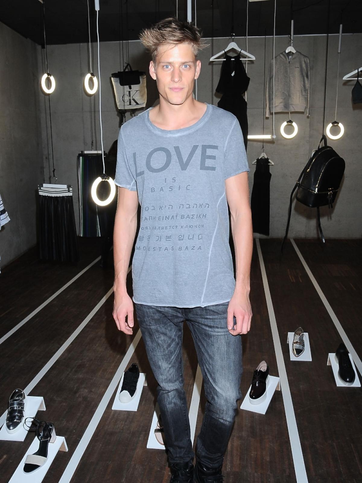 Jakob Kosel w szarej koszulce