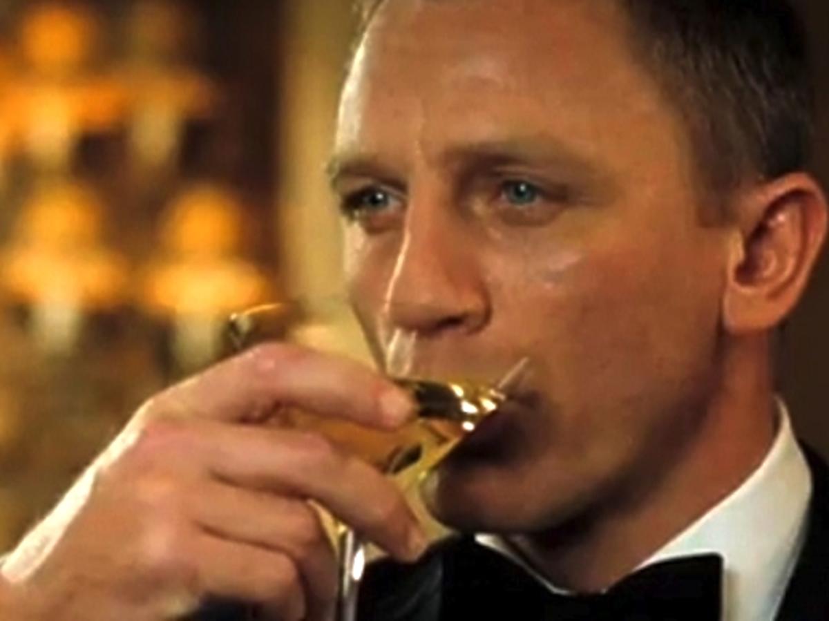 James Bond alkoholikiem i impotentem