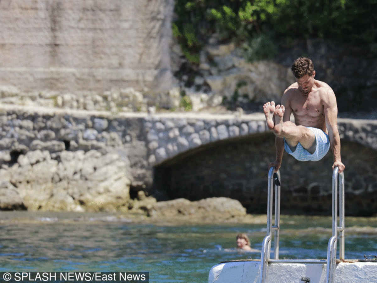 Jamie Dornan w kąpielówkach