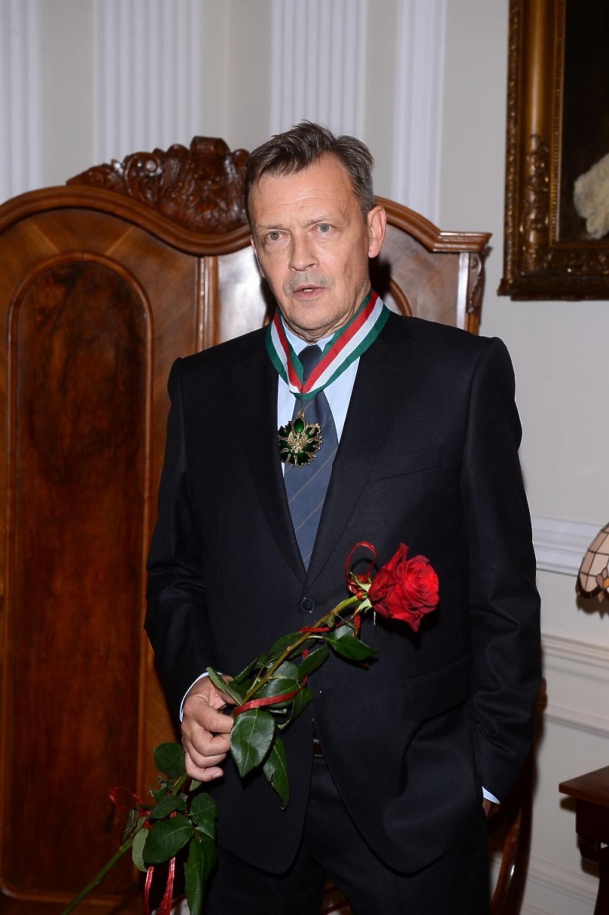 Jan Frycz w czarnym garniturze w Ministerstwie Kultury