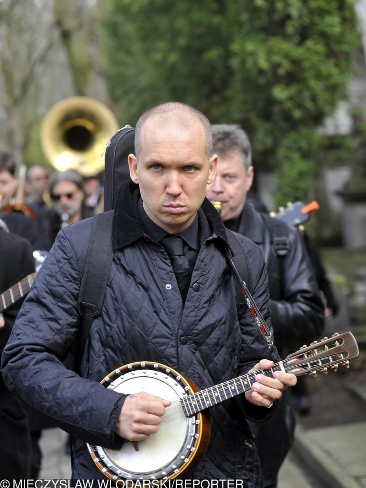 Jan Młynarski na pogrzebie ojca - Wojciecha Młynarskiego