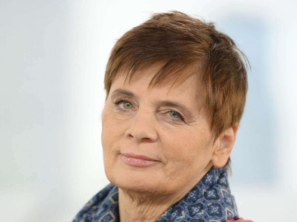 Janina Ochojska w czerwonym swetrze