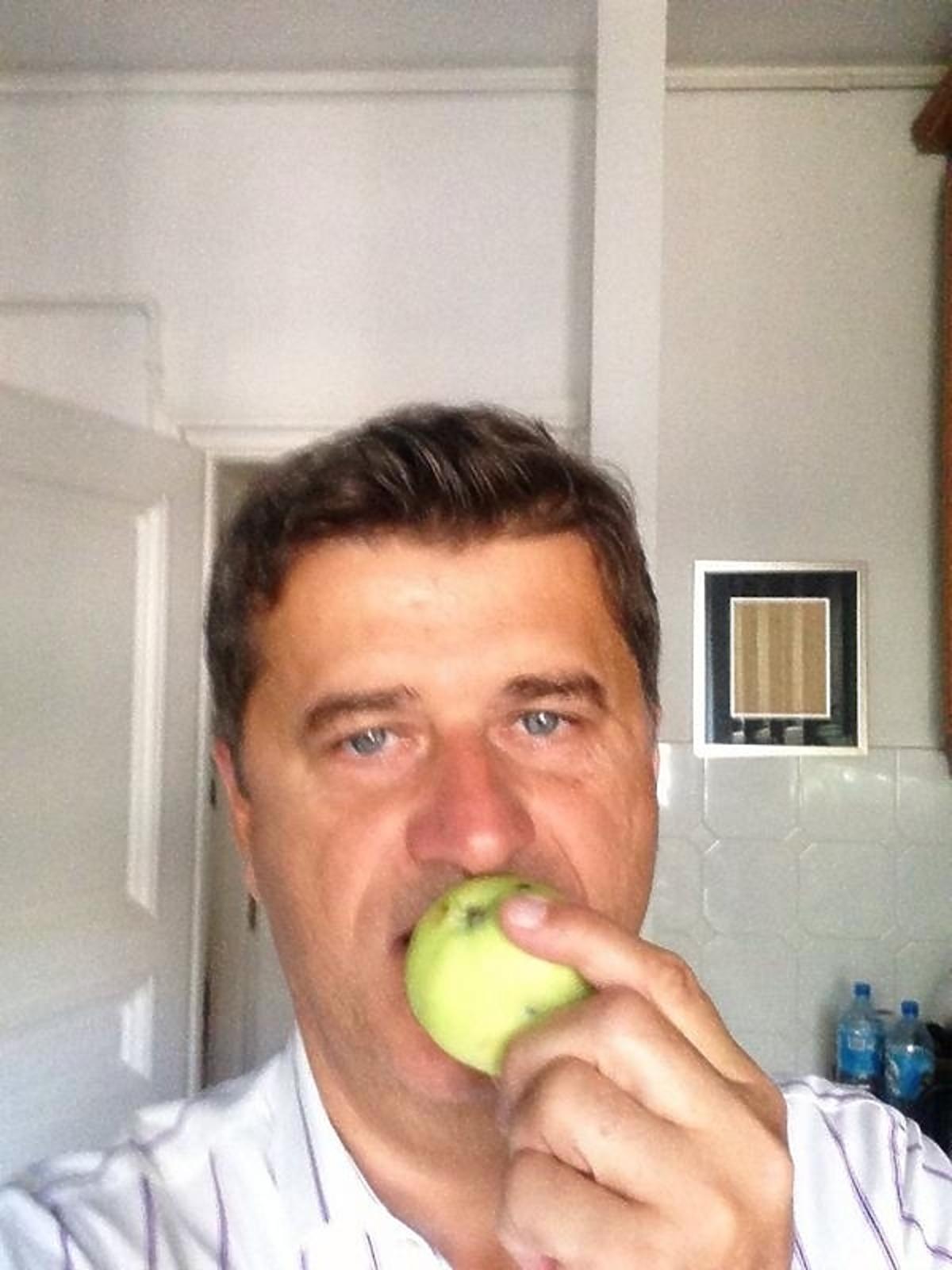 Janusz Palikot zachęca do jedzenia jabłek