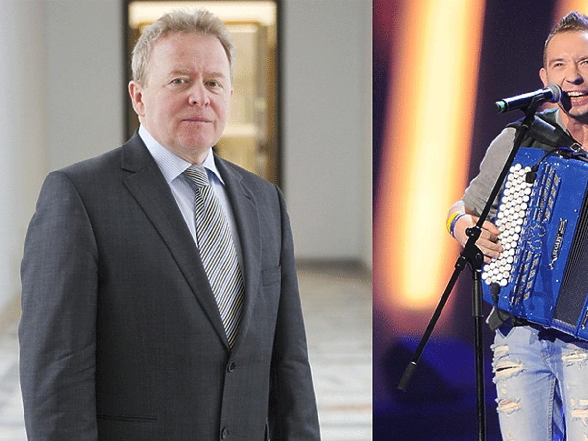 Janusz Wojciechowski pozuje do zdjęć, wokalista zespołu Enej na scenie