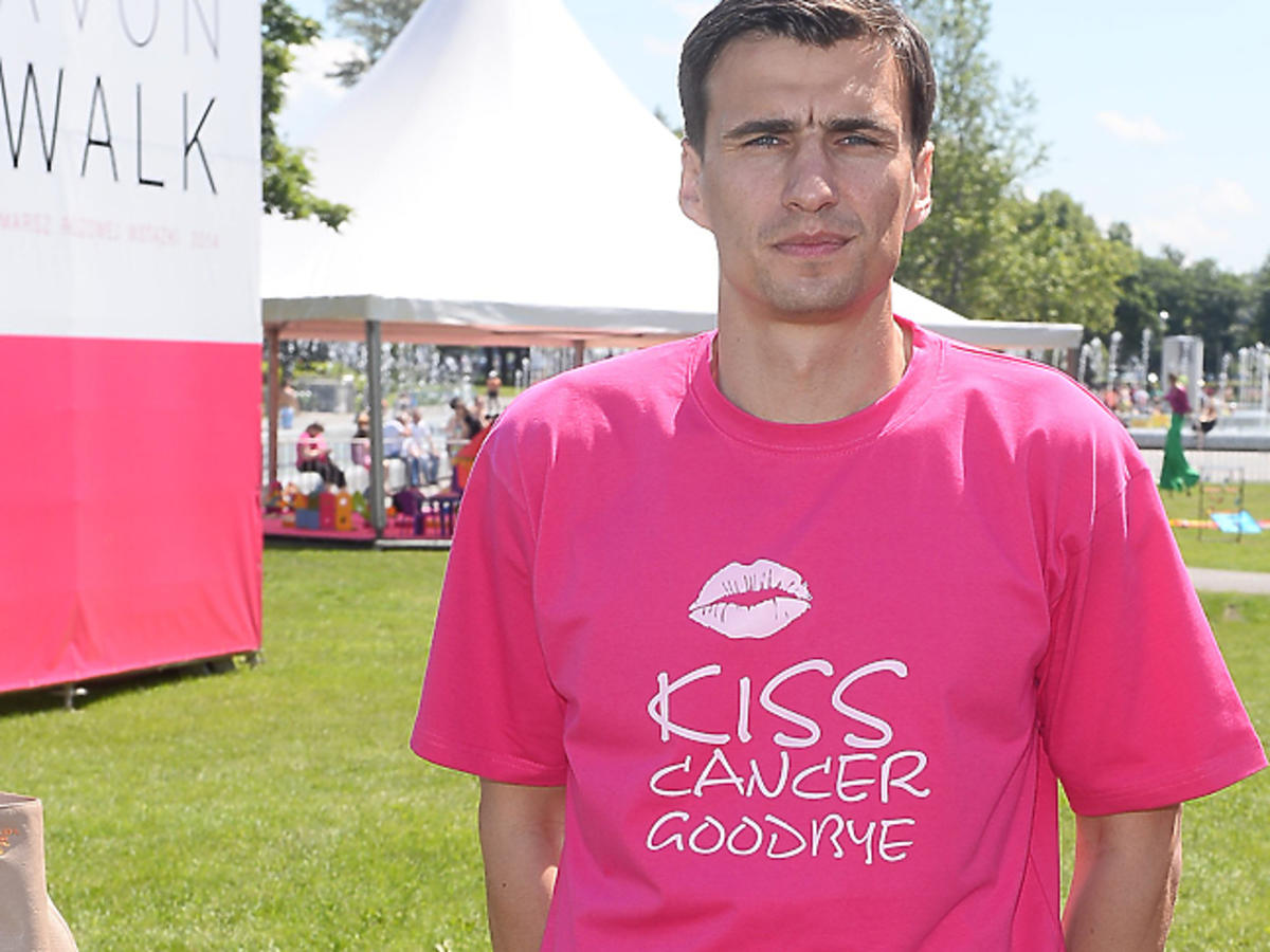 Jarosław Bieniuk w różowej koszulce