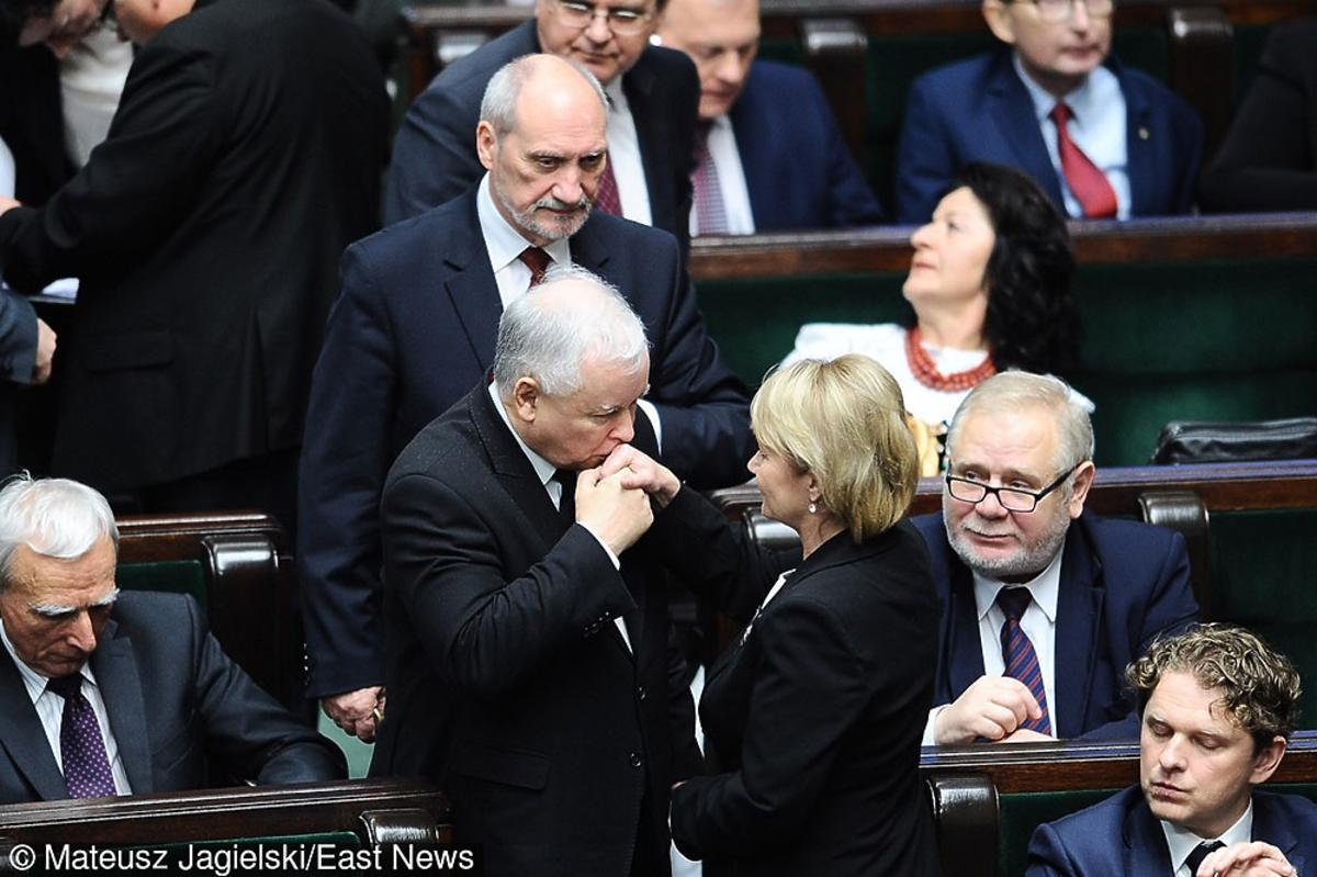 Jarosław Kaczyński całuje Jolantę Szczypińską