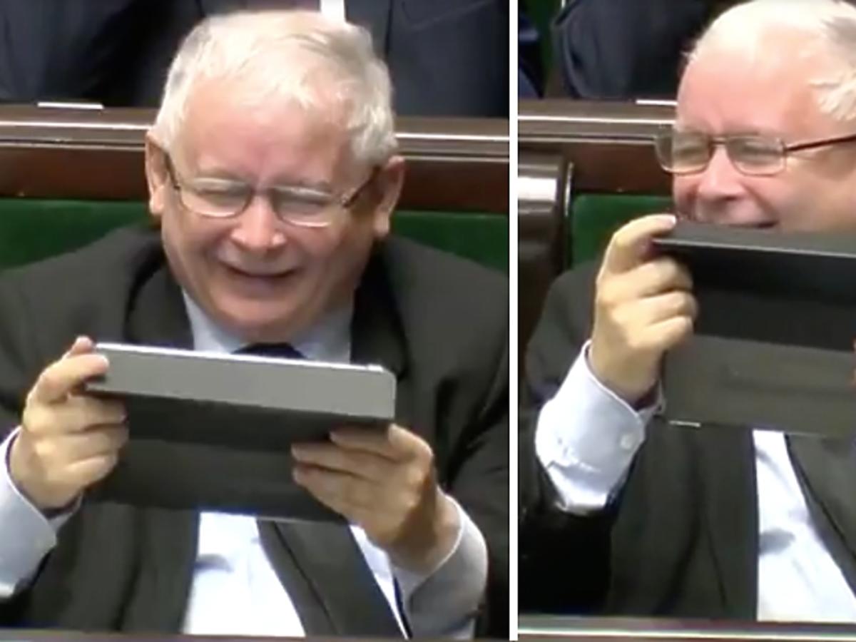 Jarosław Kaczyński śmieje się z tabletem