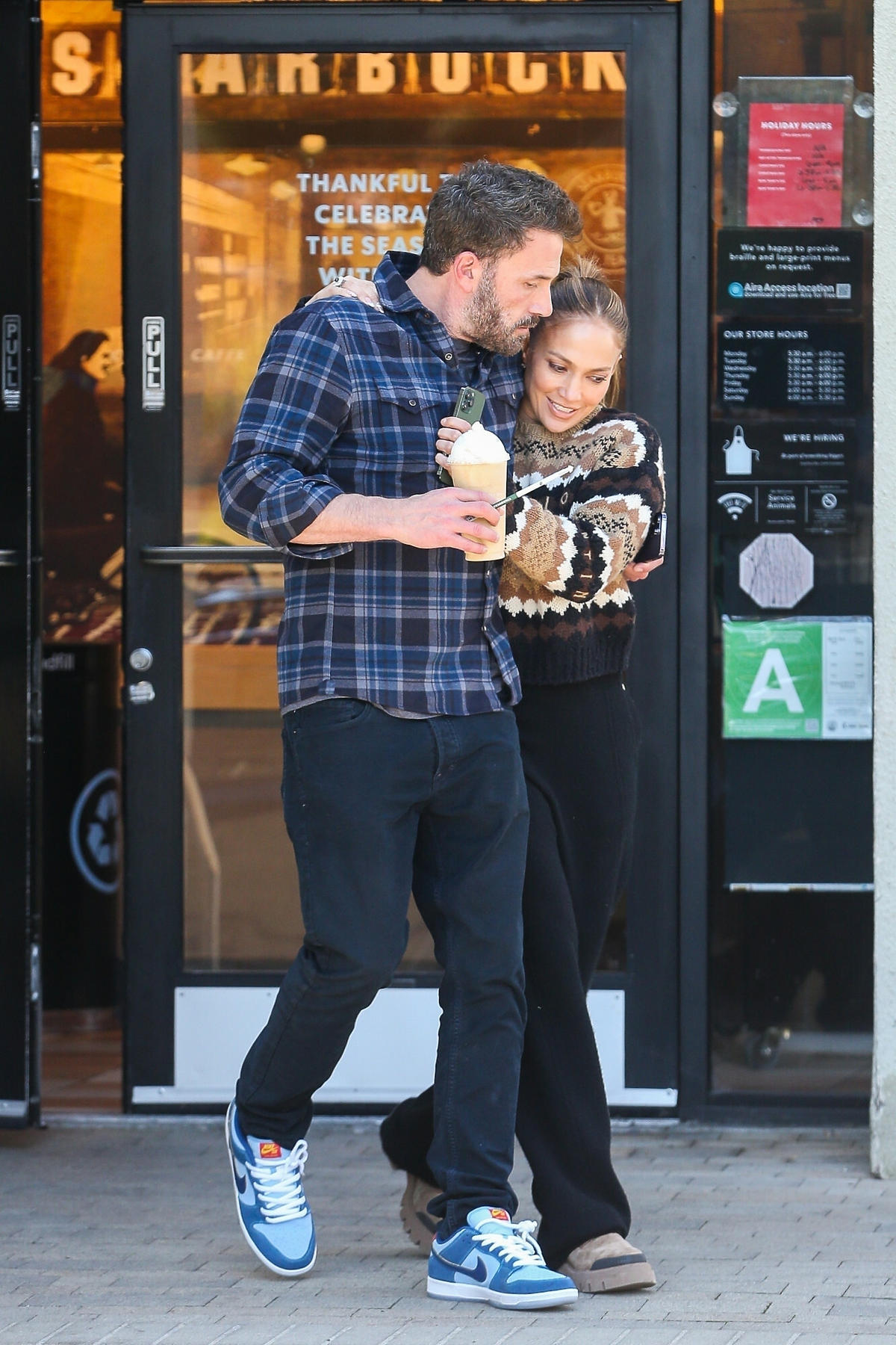 Jennifer Lopez i Ben Affleck na romantycznym spacerze