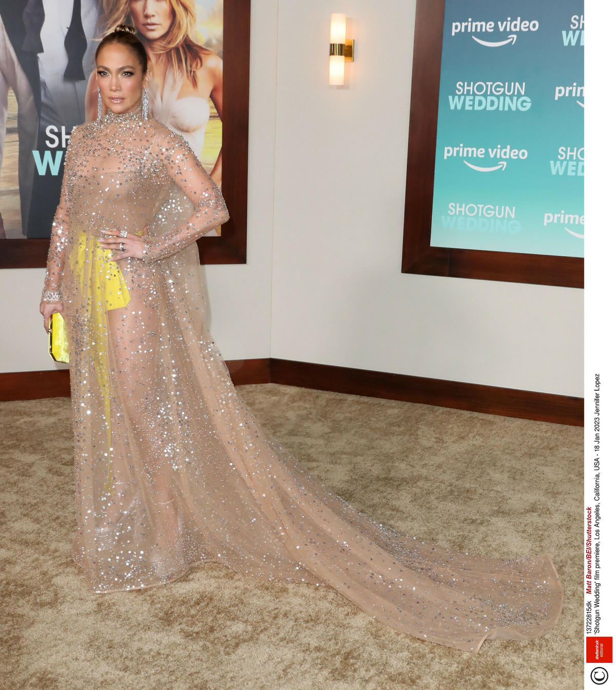 Jennifer Lopez z przezroczystej sukni z trenem