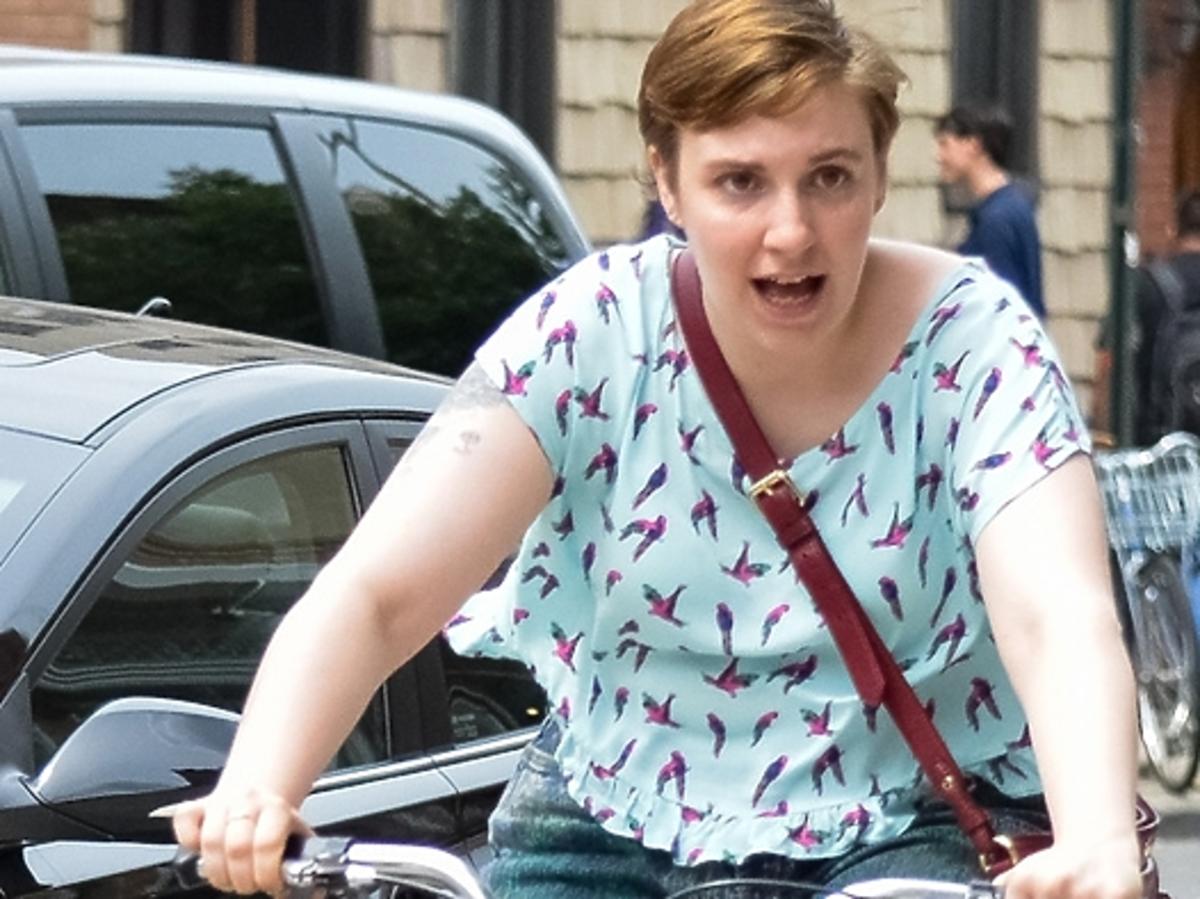 Jenny Slate  jeździ na rowerze na planie serialu Dziewczyny