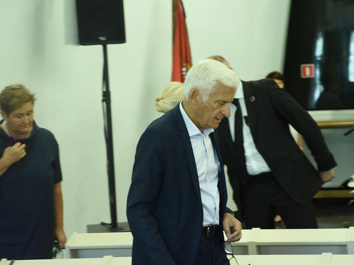 Jerzy Buzek i Magdalena Środa na pogrzebie Kory