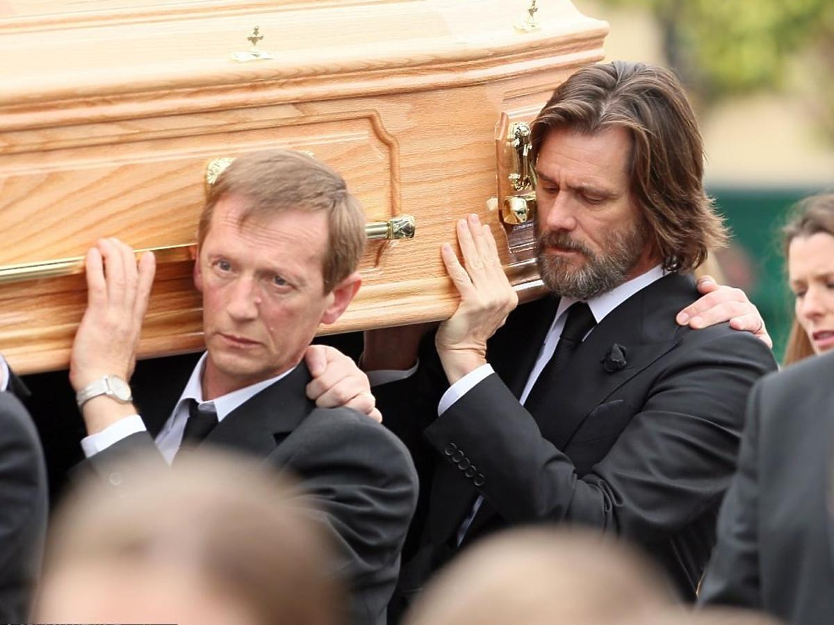 Jim Carrey niesie trumnę