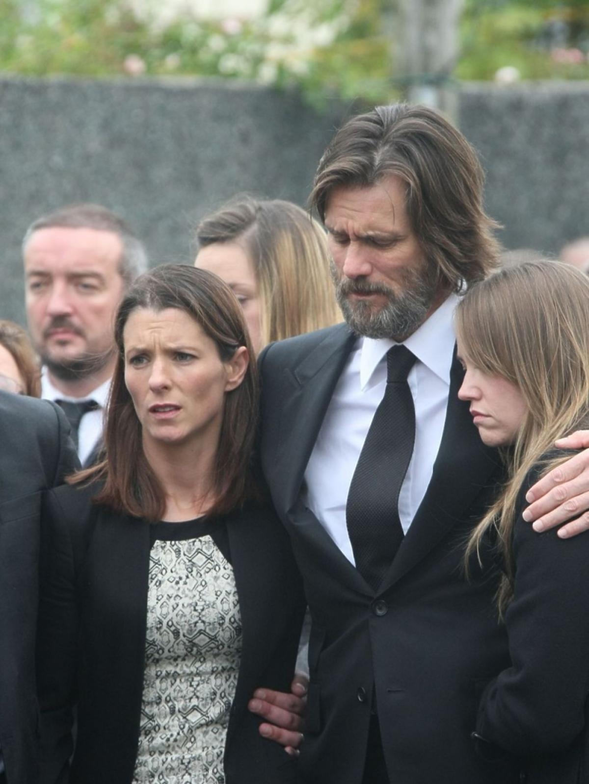 Jim Carrey z córką na pogrzebie Cathriony White