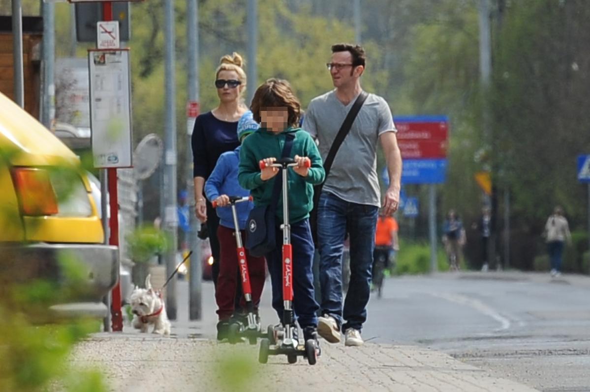 Joanna Brodzik i Paweł Wilczak na spacerze z dziećmi