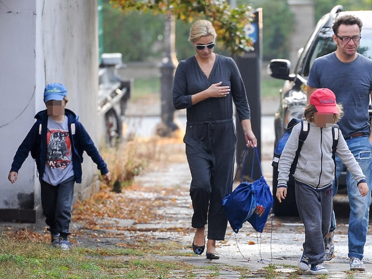 Joanna Brodzik z dziećmi na spacerze