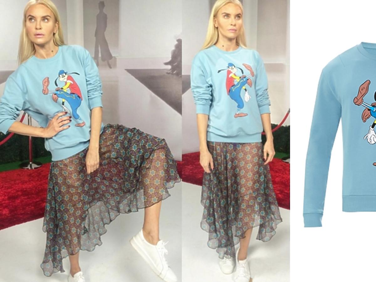Joanna Horodyńska w błękitnej bluzie z Goofym i spódnicy