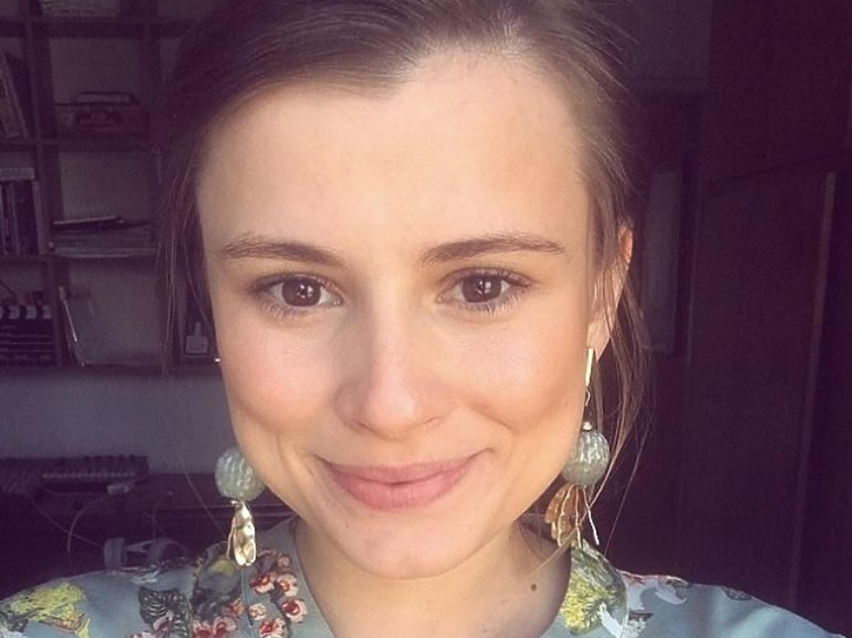 Joanna Jarmołowicz w kolorowej koszuli