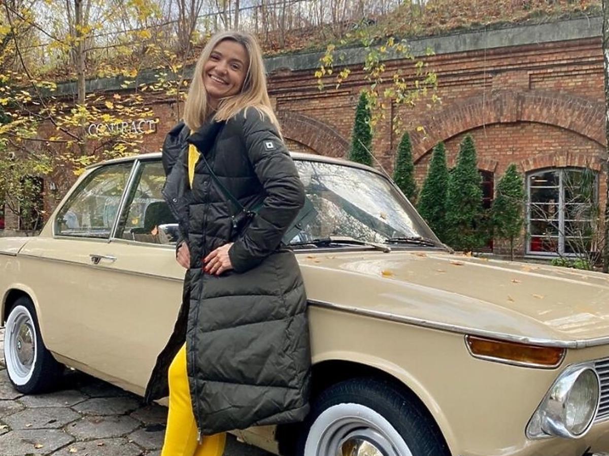 Joanna Koroniewska w puchowej czarnej kurtce Tiffi