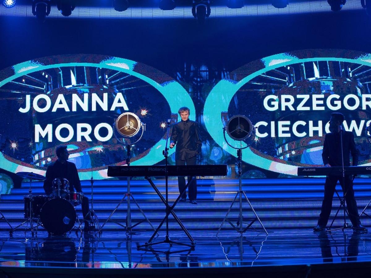Joanna Moro jako Obywatel G.C. Grzegorz Ciechowski w piosence Tak… tak… to ja