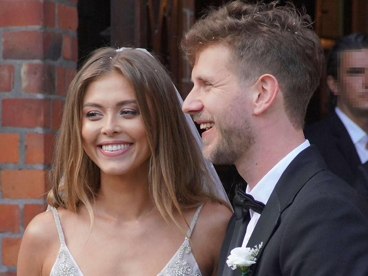 Joanna Opozda i Antoni Królikowski przed kościołem po ślubie
