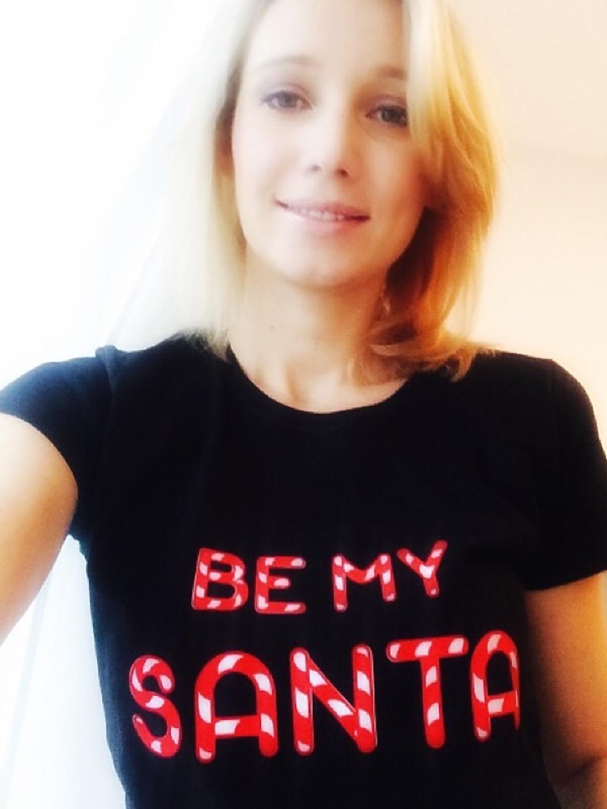 Joanna Orleańska w świątecznej koszulce w kolorze czarnym