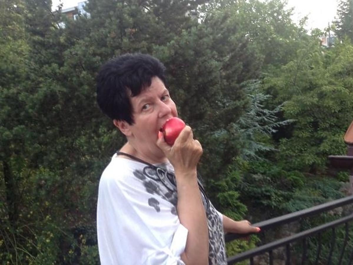 Joanna Senyszyn zachęca do jedzenia jabłek