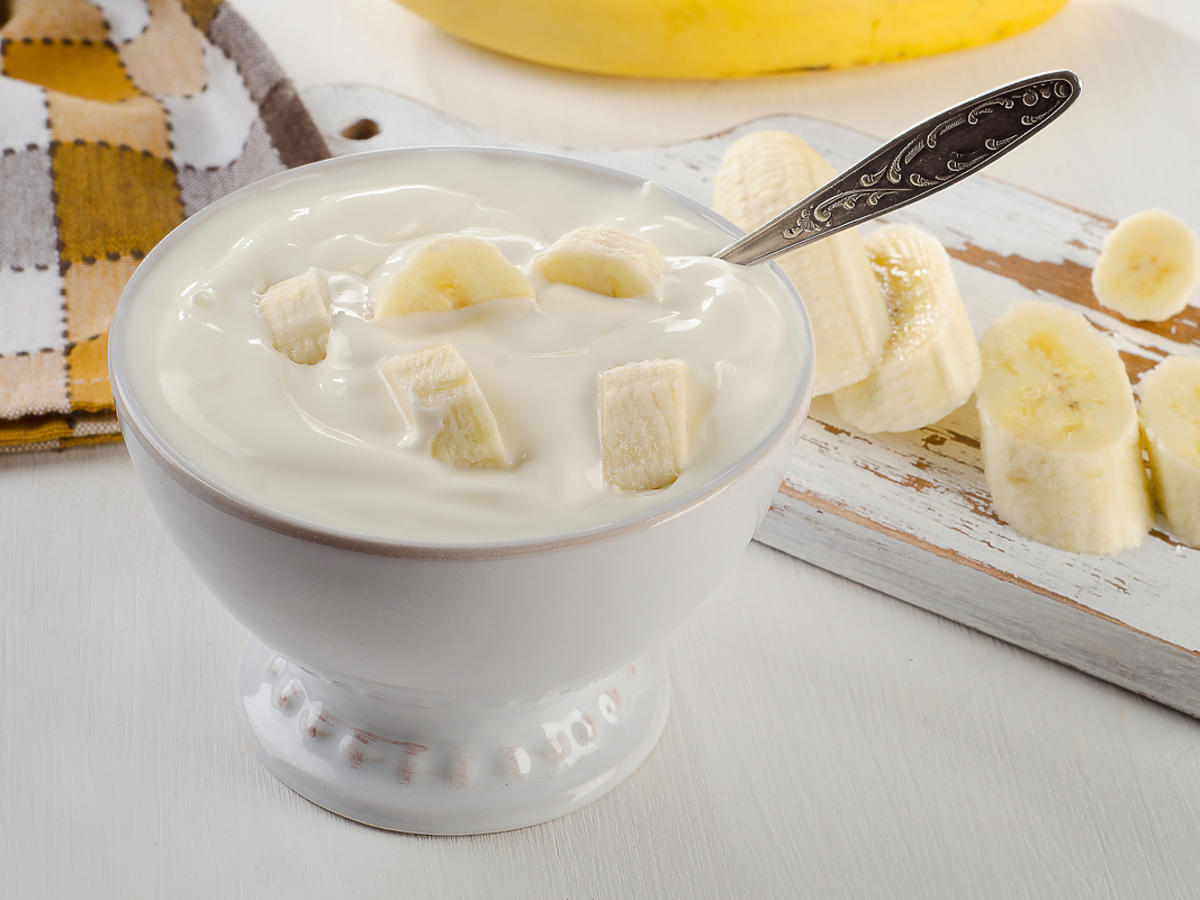 Jogurt w misce z bananami