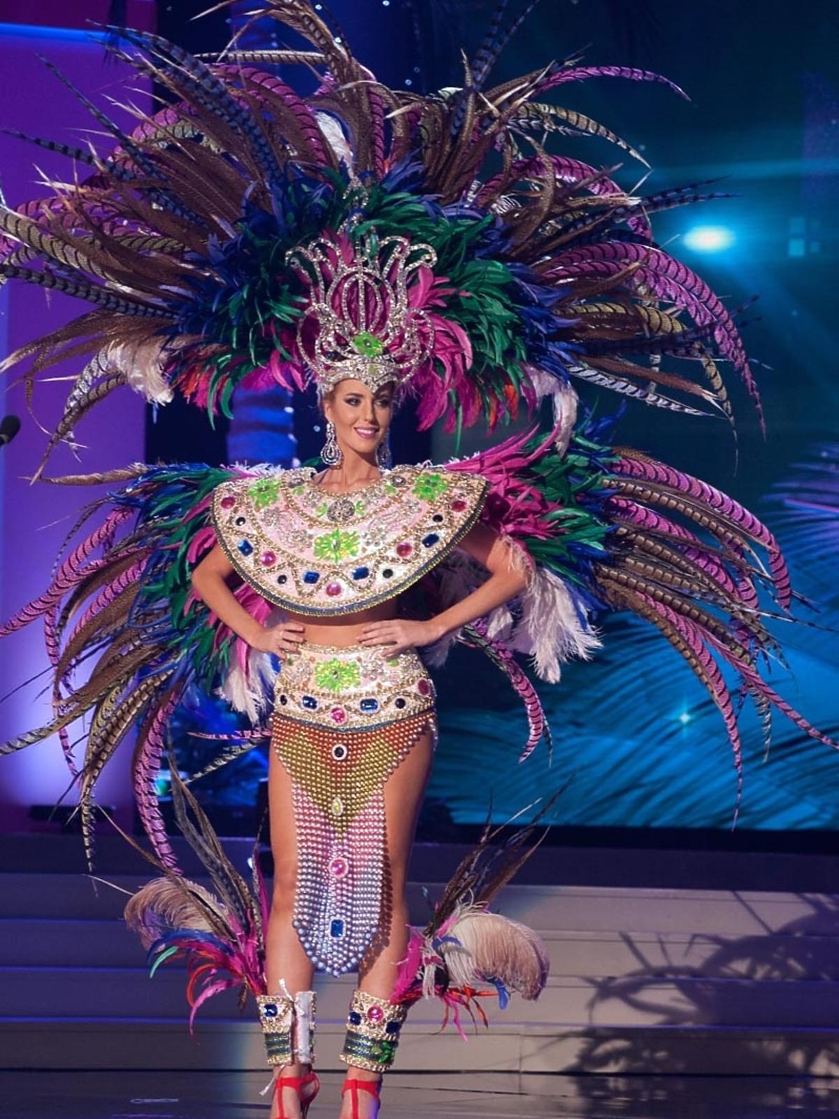 Johana Riva Garabetian - Miss Urugwaju na Miss Universe 2015 w stroju narodowym