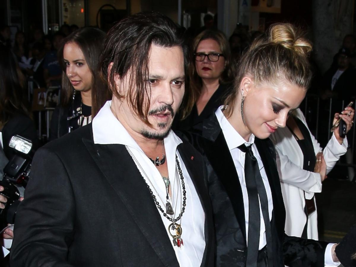 Johnny Depp i Amber Heard w czarnych garniturach i białych koszulach