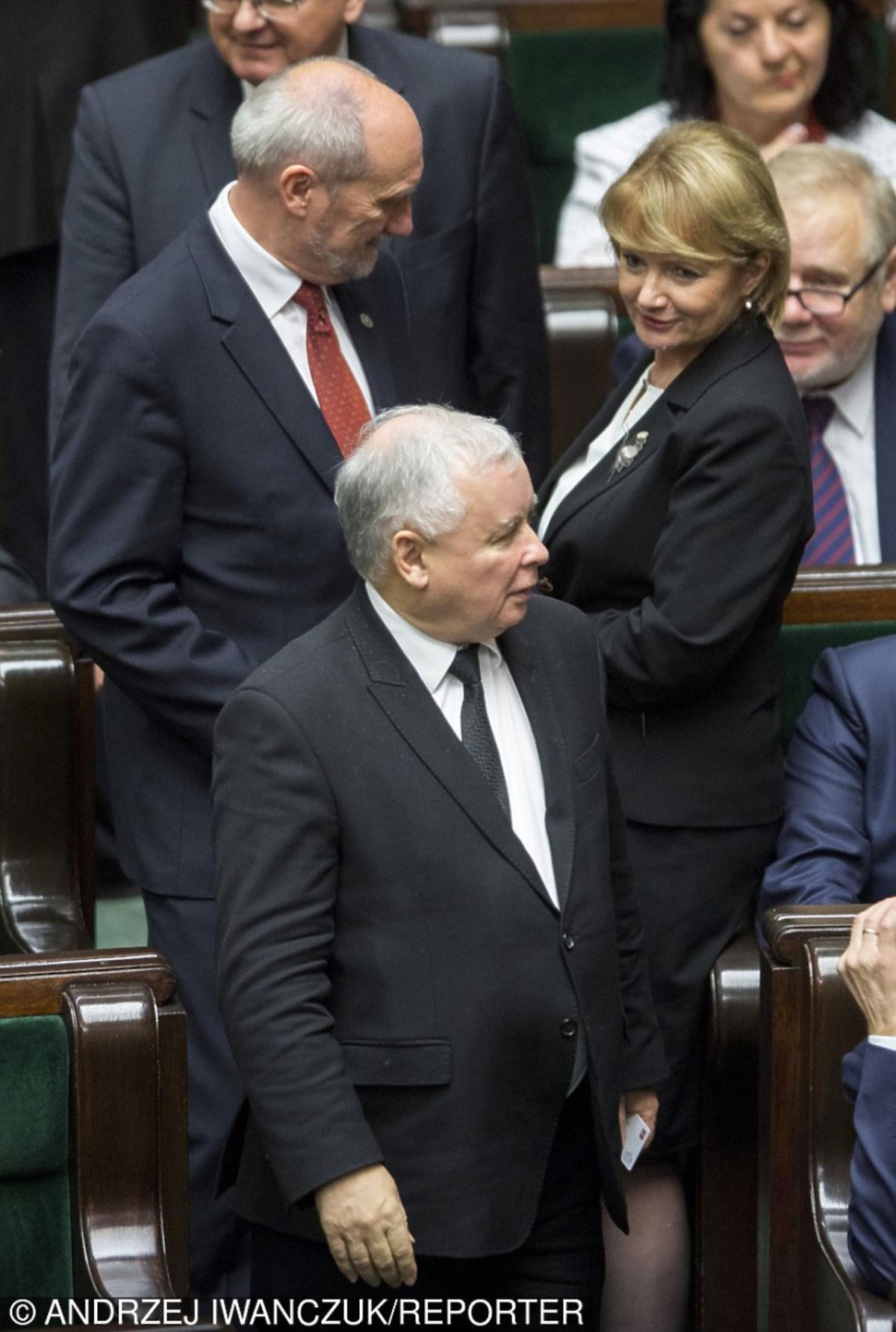 Jolanta Szczypińska uśmiecha się do Jarosława Kaczyńskiego