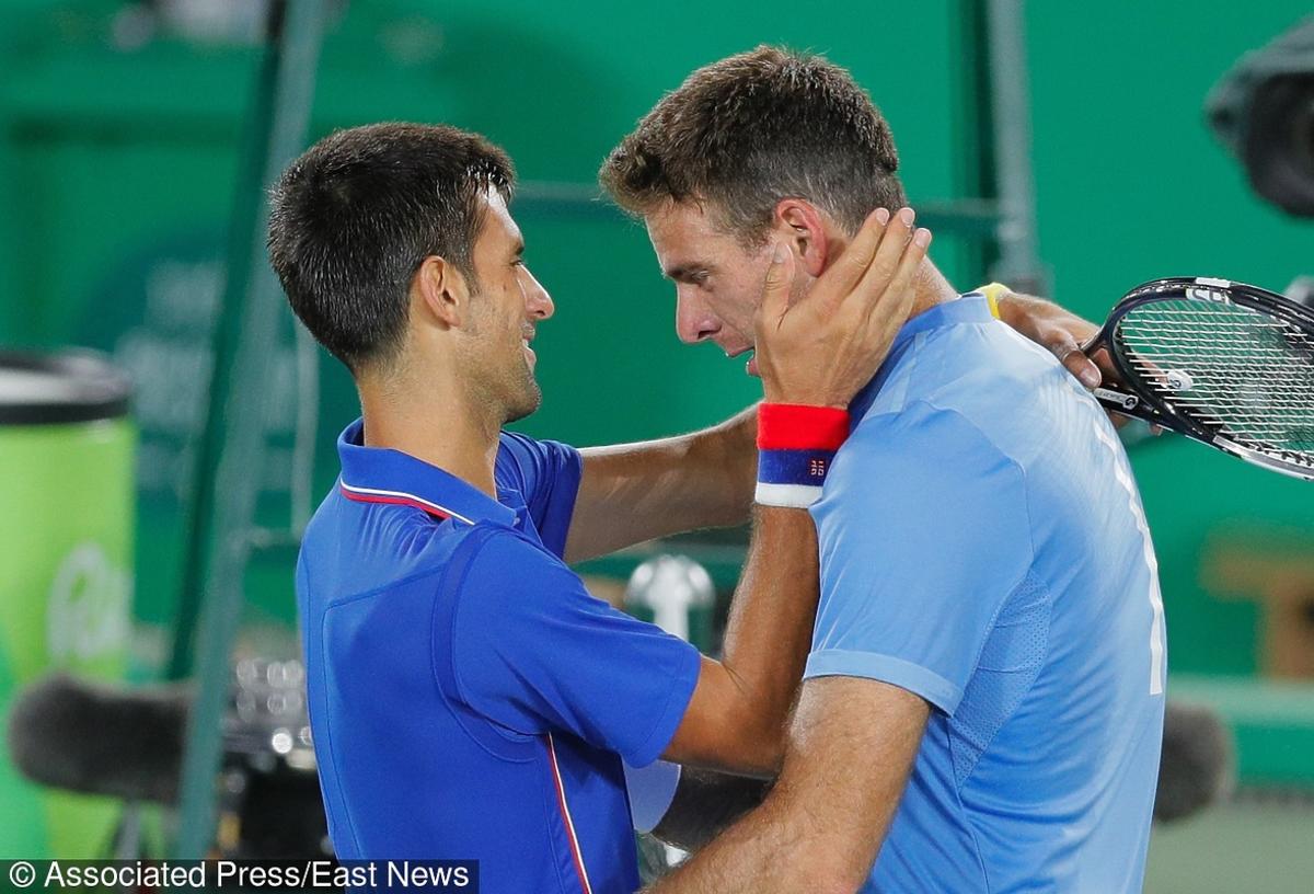 Juan Martin del Potro i Novak Djokovic przytulają się na igrzyskach Rio 2016