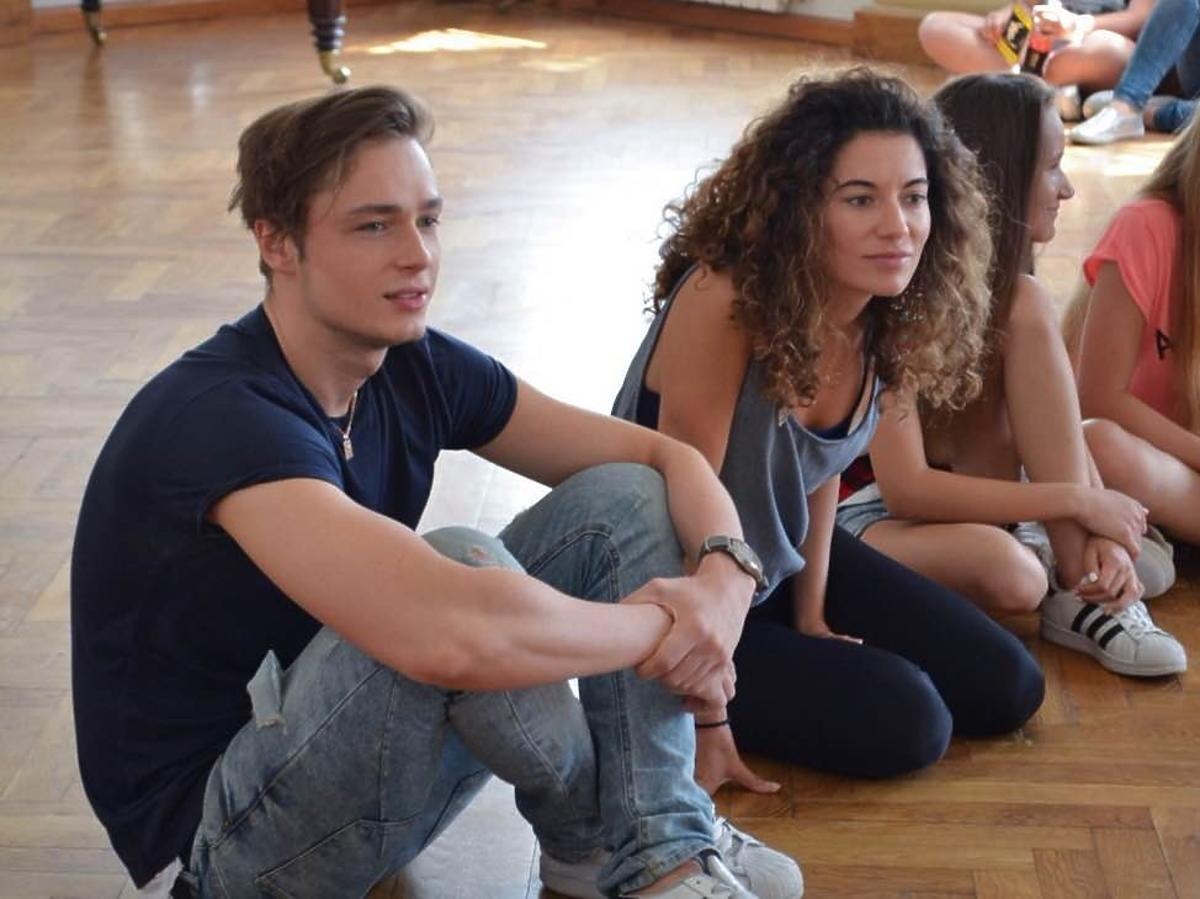 Julia Pogrebińska w szarej koszulce
