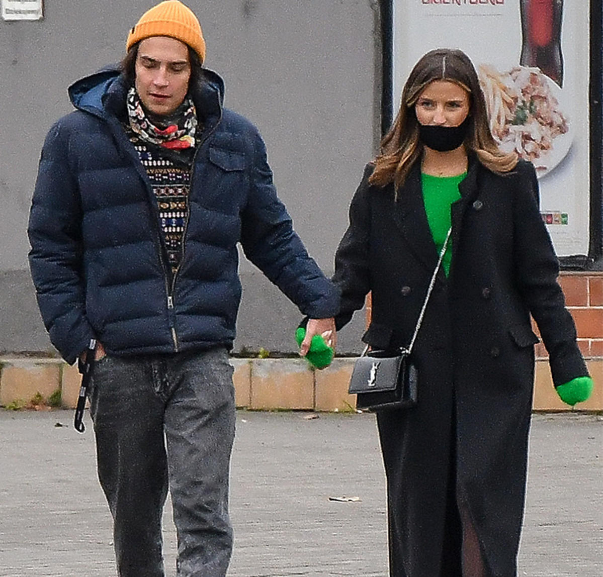 Julia Wieniawa i Nikodem Rozbicki kupują choinkę