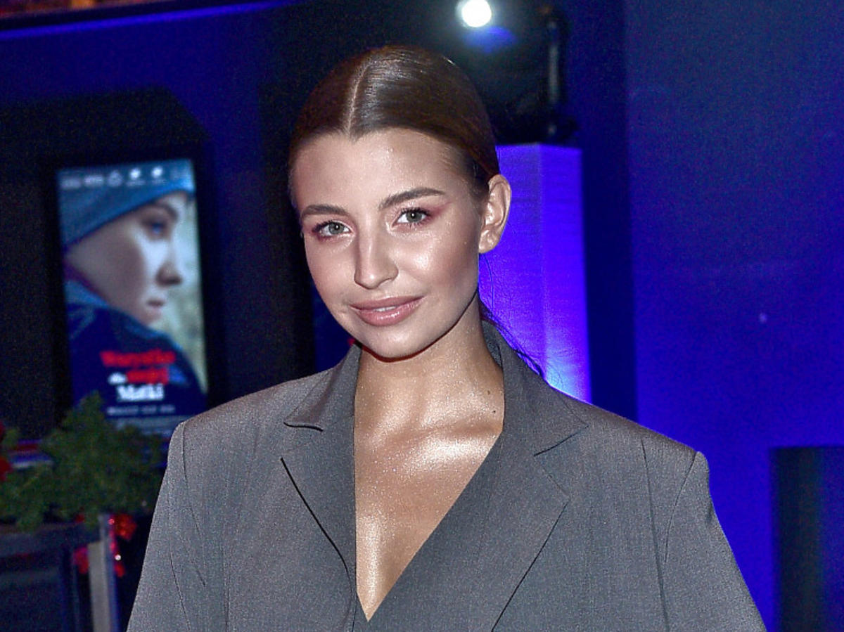 Julia Wieniawa na premierze filmu w szarym garniturze