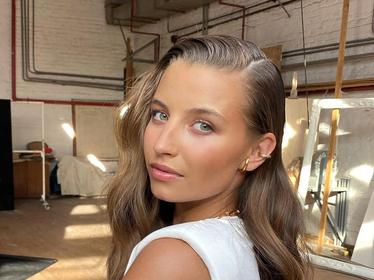 Julia Wieniawa w białym t-shircie