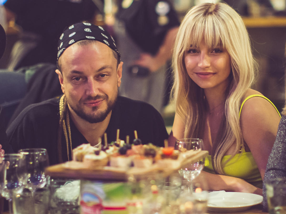Julia Wieniawa w blond włosach z Baronem