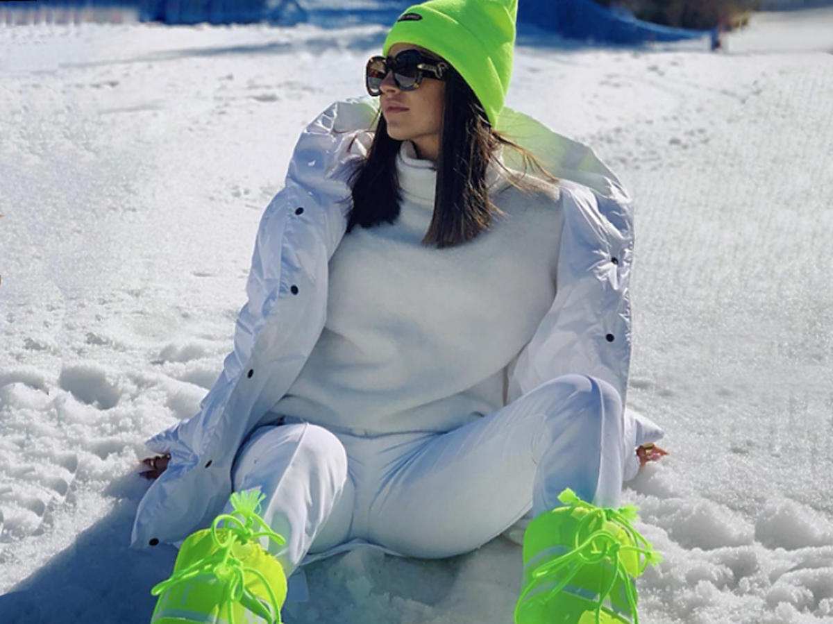 Julia Wieniawa w neonowych śniegowcach