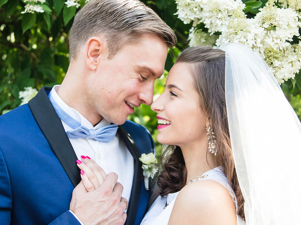 Julia Wieniawa w suknie ślubnej w ciąży i Kuba Wesołowski w garniturze