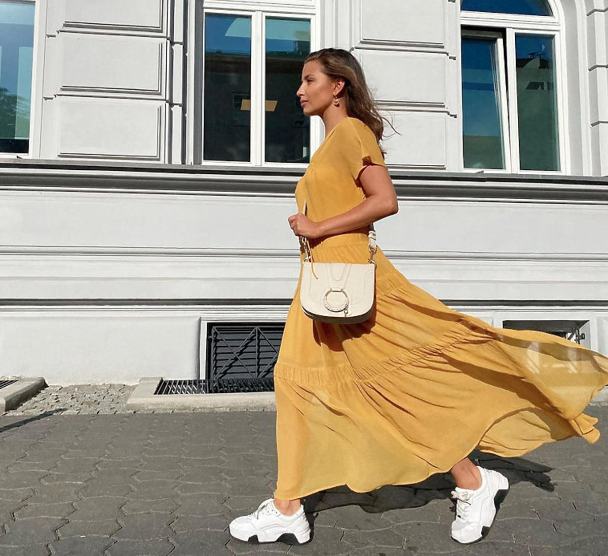 Julia Wieniawa w żółtej sukience i białych adidasach