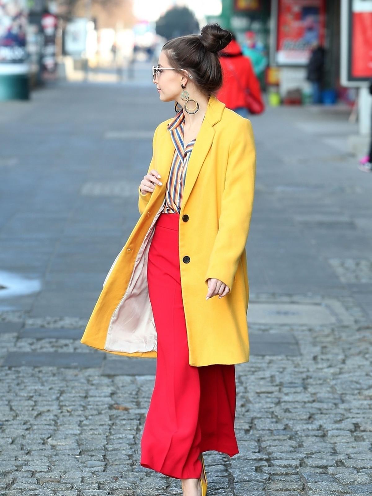 Julia Wieniawa w żółtym płaszczu