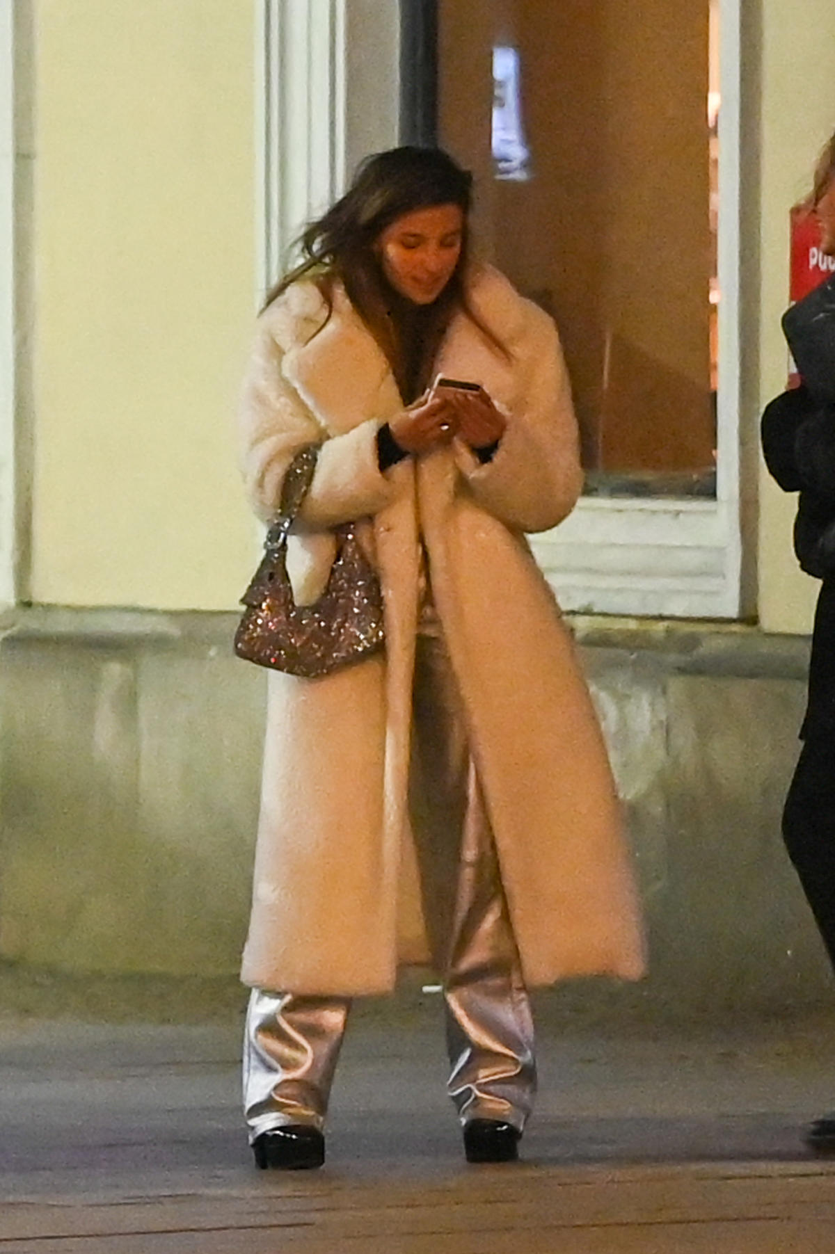 Julia Wieniawa z telefonem na ulicy