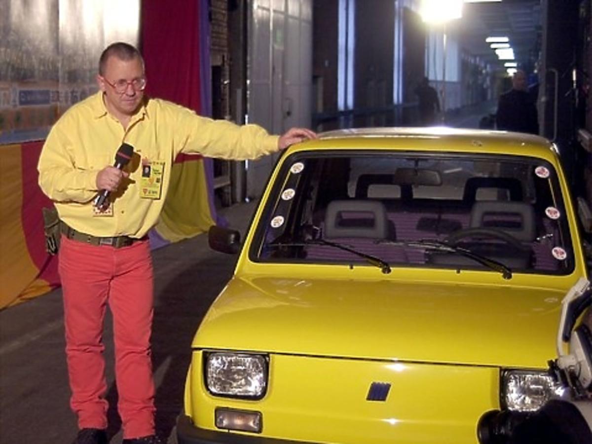 Jurek Owsiak z żółtym maluchem