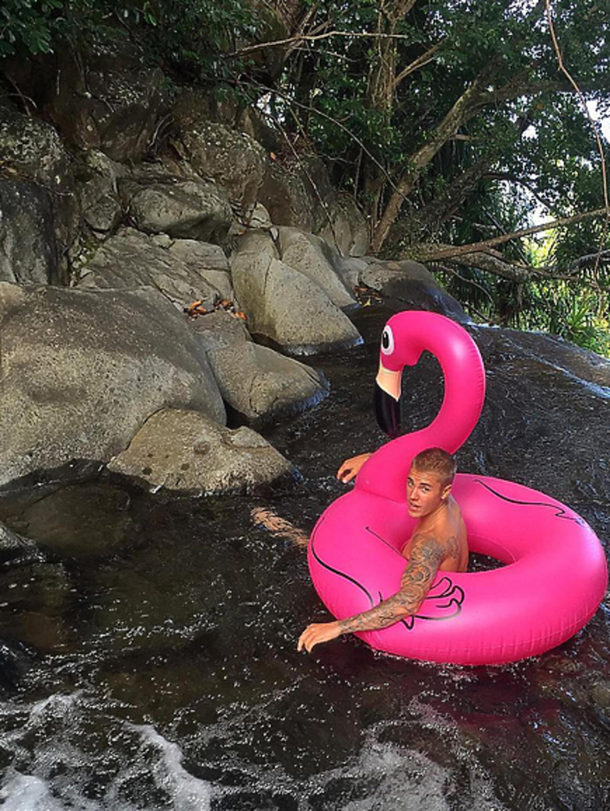 Justin Bieber pływa na flamingu