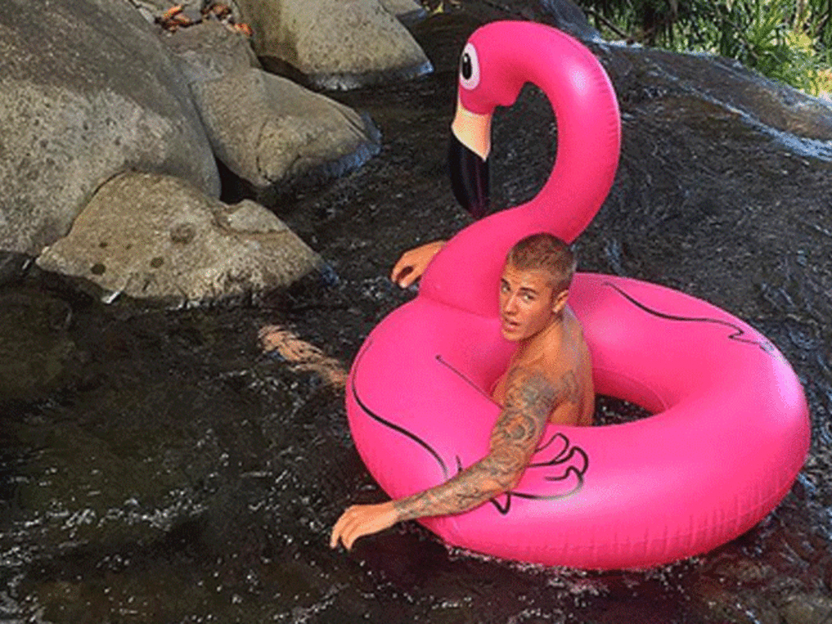 Justin Bieber pływa w różowym flamingu
