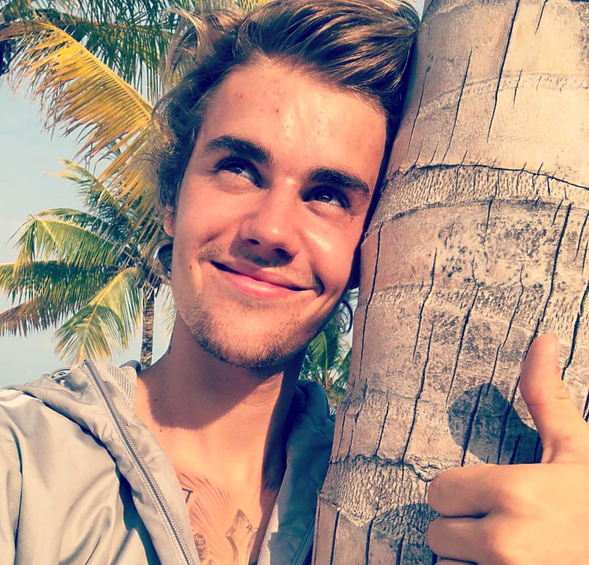 Justin Bieber przytula się do drzewa
