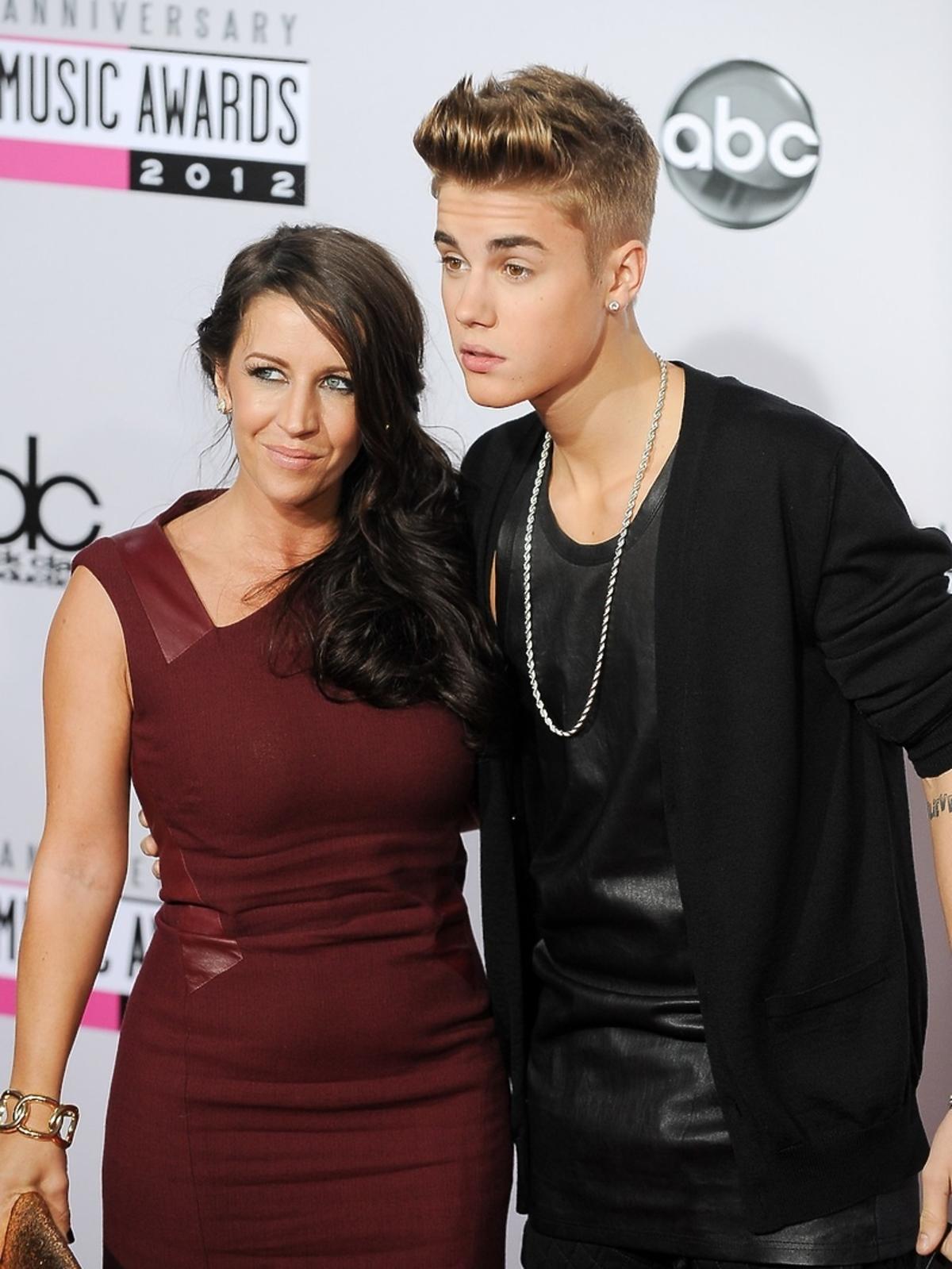 Justin Bieber z mamą na rozdaniu nagród